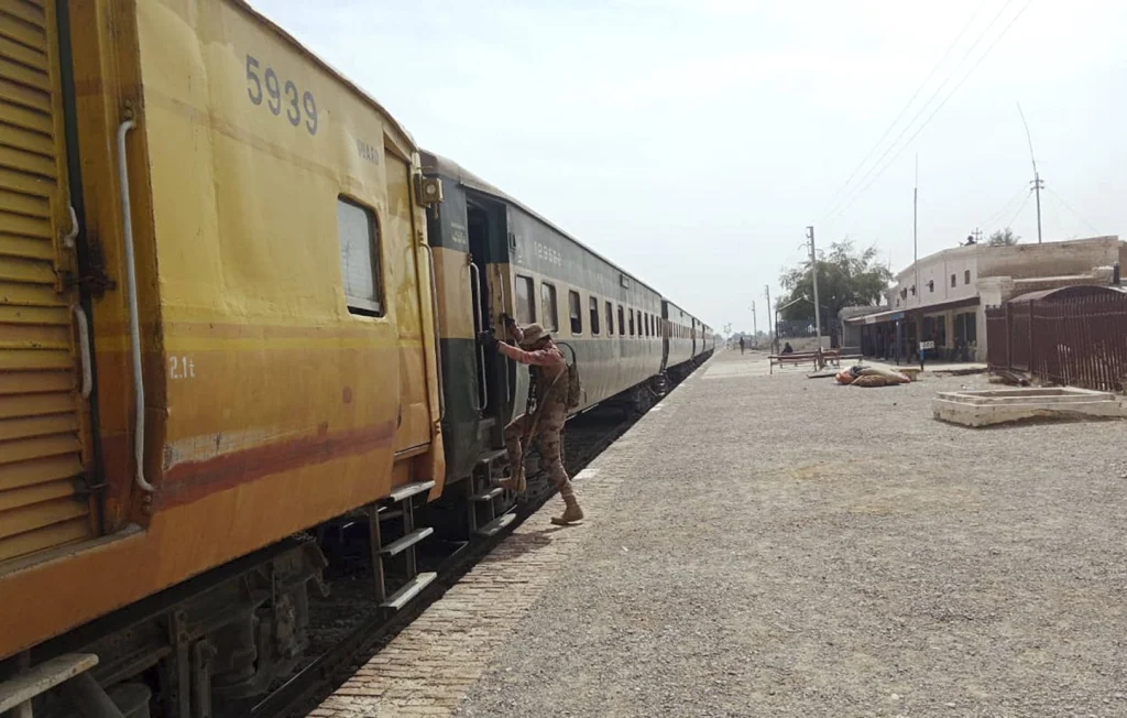 Pakistan : attaque meurtrière sur un train, le bilan s'alourdit