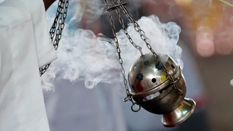 Signification de l&rsquo;encens lors des funérailles chrétiennes