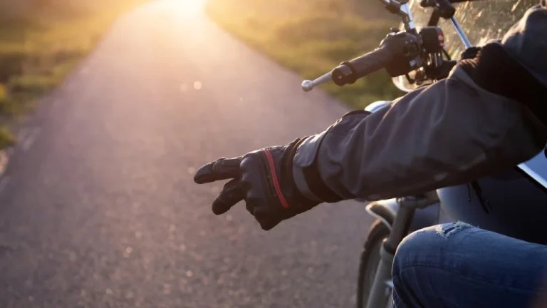 Signification du geste des bikers : deux doigts vers le bas