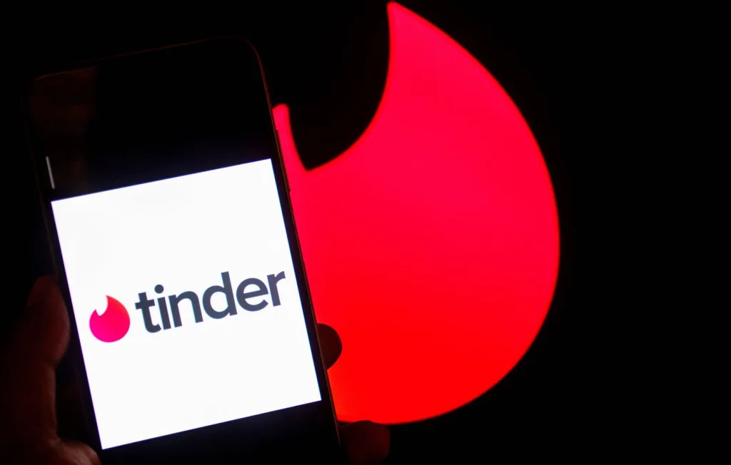 Tinder : l'arnaqueur Simon Leviev blâme ses victimes
