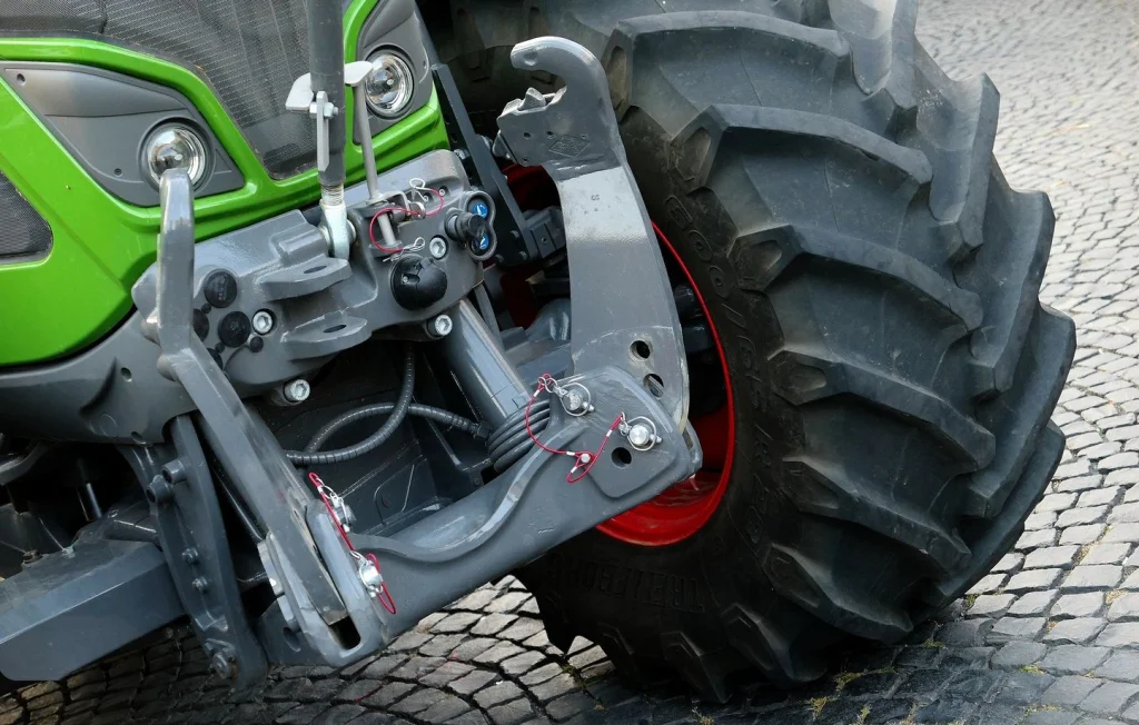 Un agriculteur ivre détruit un bar avec son tracteur en Normandie