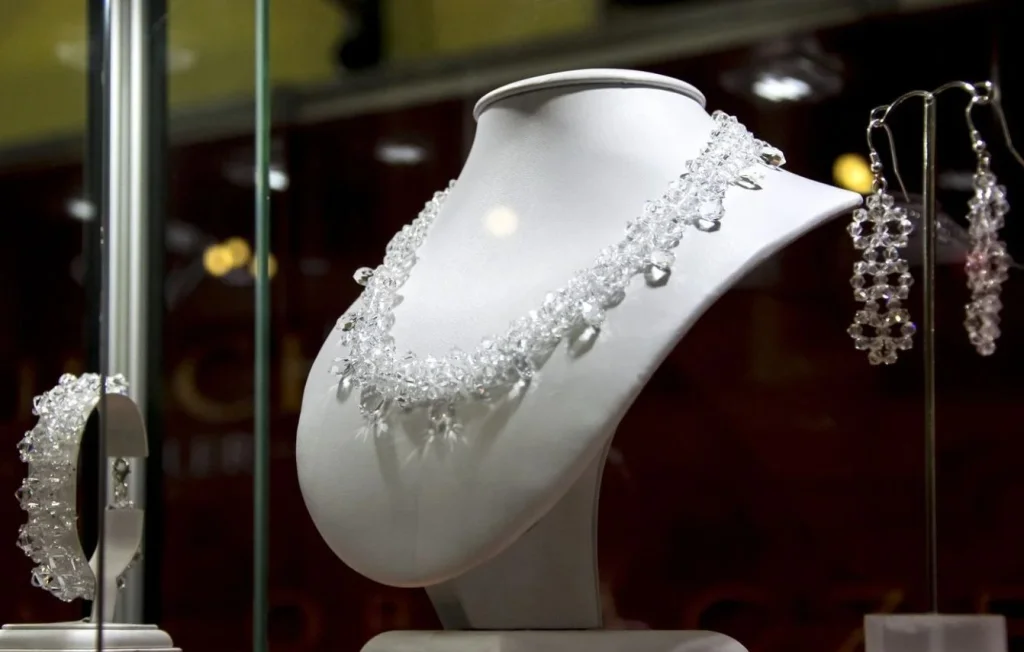 Un voleur avale des bijoux Tiffany et les expulse après 12 jours