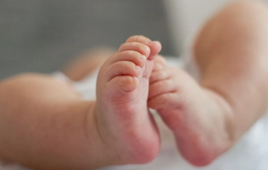 Une mère mise en examen pour le meurtre de ses trois bébés