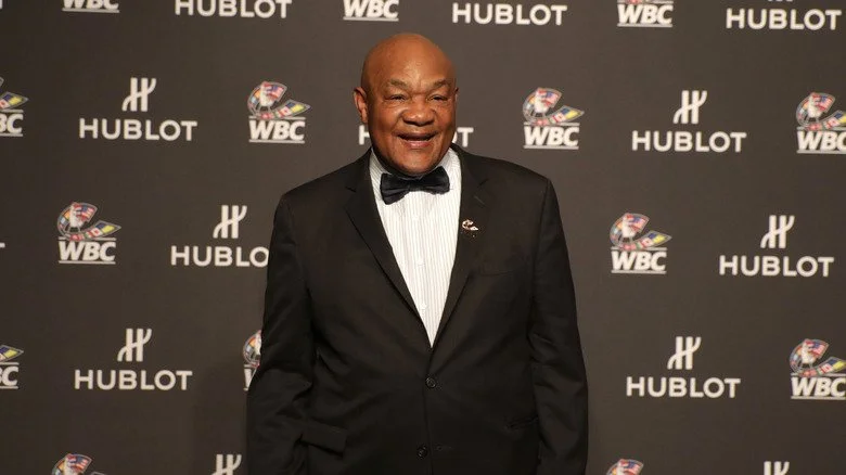 George Foreman souriant sur le tapis rouge en 2019