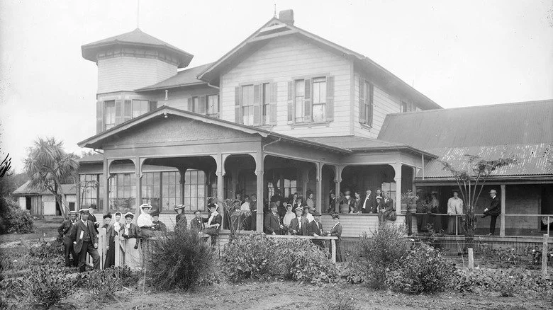 Groupe de personnes à Volcano House près du volcan Kilauea, Hawaï, 1907