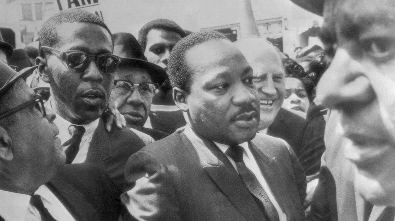 Martin Luther King Jr lors de la marche de 1968 pour la grève des éboueurs à Memphis, Tennessee