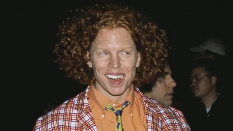 Carrot Top souriant avec une veste à carreaux