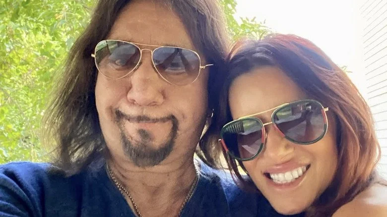 Ace Frehley et Lara Cove souriant avec des lunettes de soleil