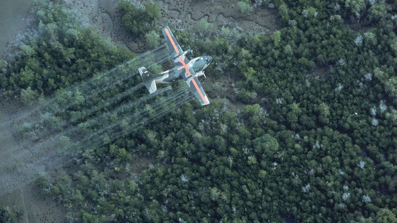avion pulvérisant l'agent orange