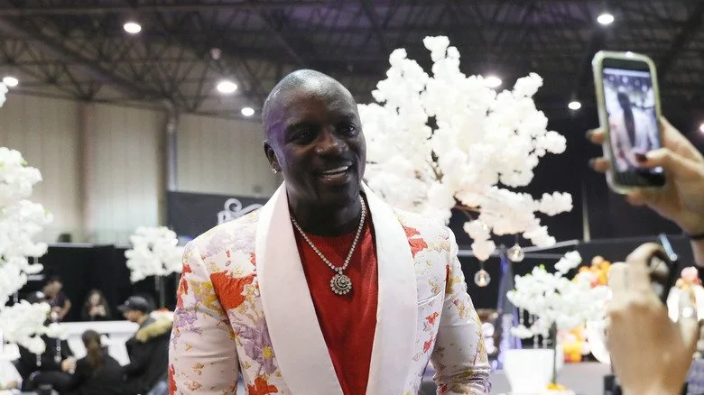 Akon posant pour une photo