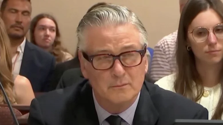 Alec Baldwin en lunettes au tribunal