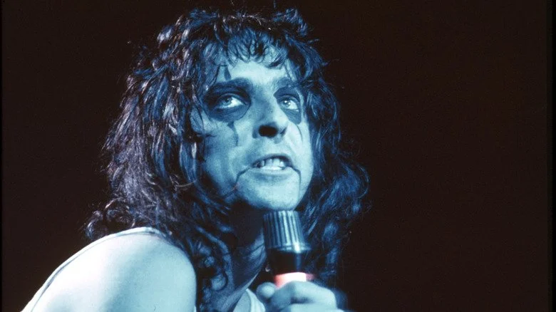Alice Cooper portant du maquillage et se produisant sur scène vers 1970