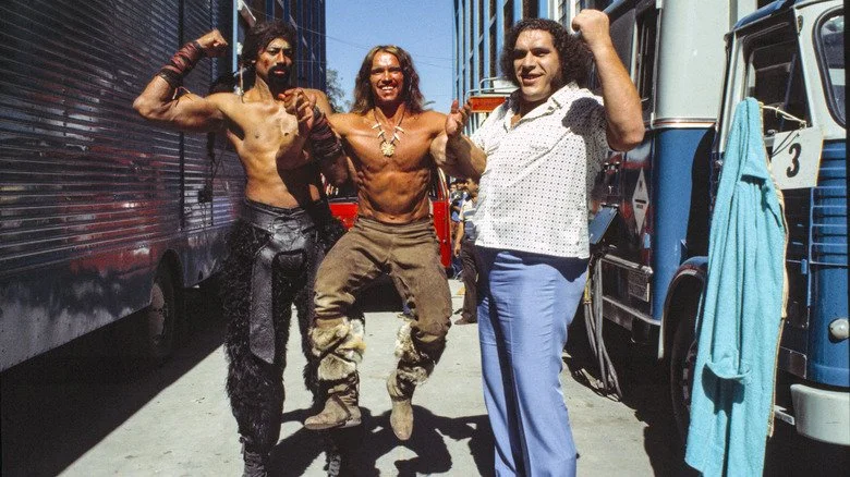 Arnold Schwarzenegger porté par Wilt Chamberlain et André le Géant lors du tournage de Conan le Destructeur