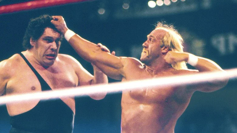 Hulk Hogan visant un coup au visage d'André le Géant à WrestleMania