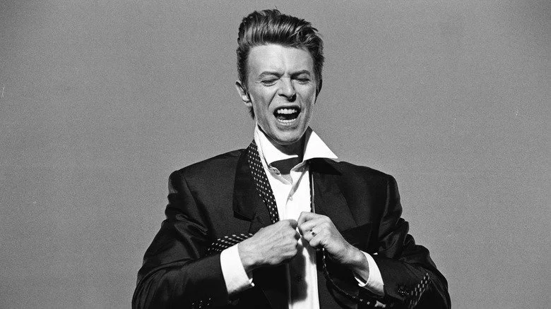 David Bowie retirant sa cravate