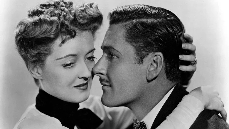 Bette Davis embrace Errol Flynn