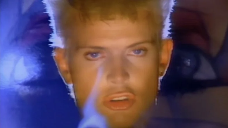 Billy Idol dans le clip 'Eyes Without a Face'