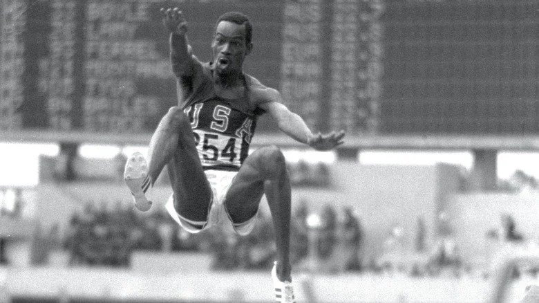 Bob Beamon établissant le record du saut en longueur