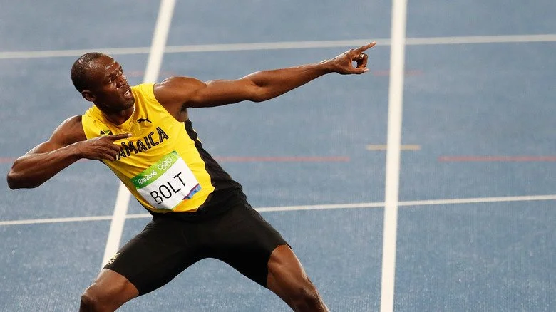 Usain Bolt, bras écartés, pointant
