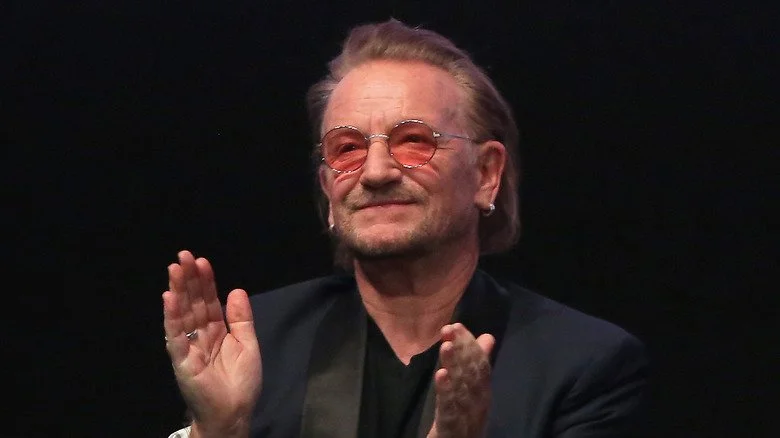 Bono applaudissant