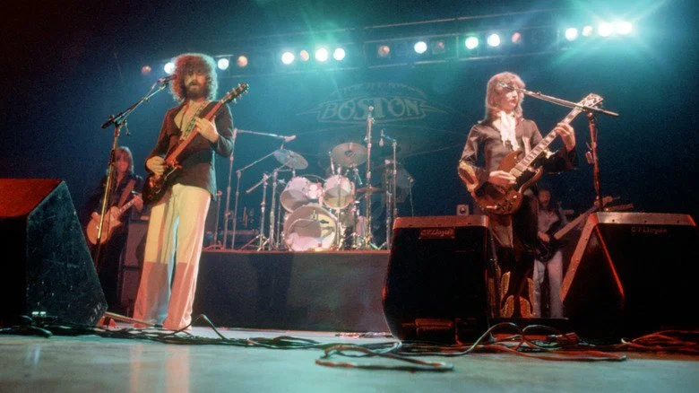 Boston se produit sur une grande scène vide dans les années 1970