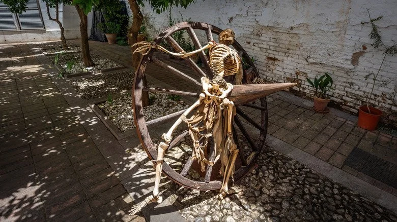 squelette sur une roue de torture dans un musée espagnol
