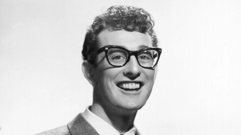 Buddy Holly souriant dans une photo de promotion des années 1950