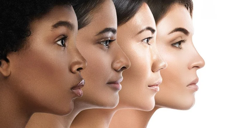 Quatre femmes de profil, différentes couleurs de peau