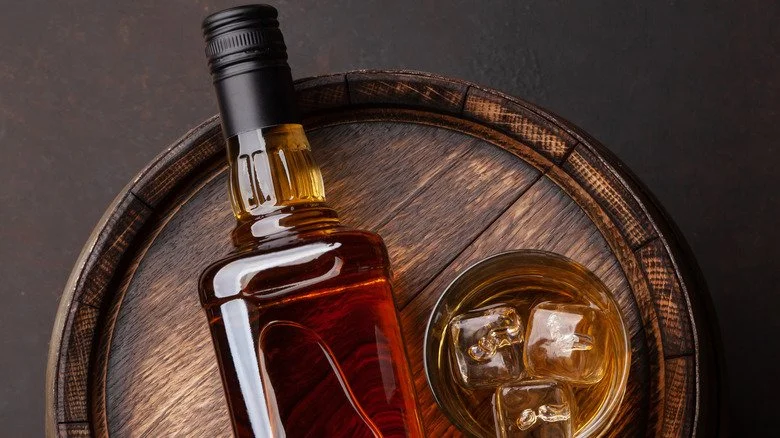 Bouteille de bourbon et verre