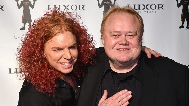 Carrot Top souriant et étreignant Louie Anderson