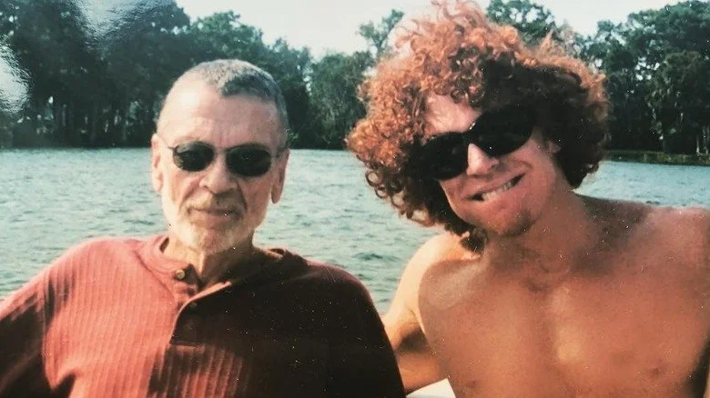 Carrot Top et son père Larry Thompson dans un bateau