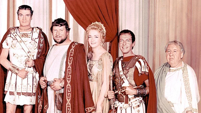 Laurence Olivier et Charles Laughton en compagnie des membres de la distribution de 'Spartacus'