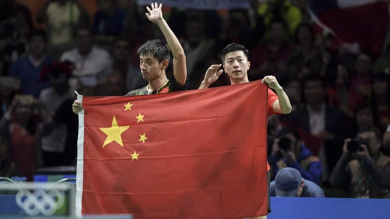Équipe chinoise de tennis de table célébrant lors des Jeux olympiques