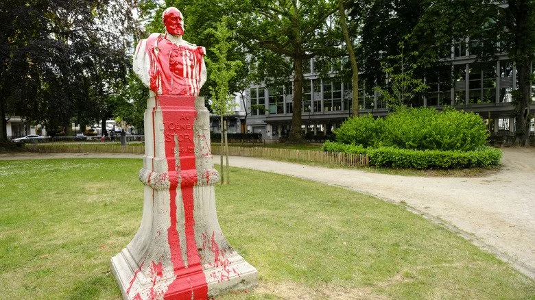 statue vandalisée d'un fonctionnaire belge dans l'État libre du Congo