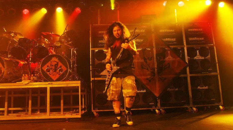 Dimebag Darrell jouant de la guitare sur scène