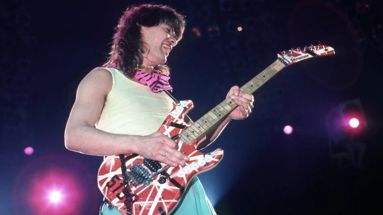 Eddie Van Halen jouant de la guitare sur scène