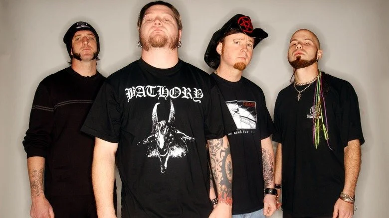 Drowning Pool posant pour une photo de presse en 2001