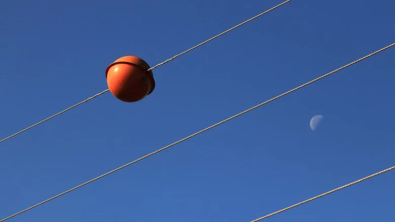 Boules de ligne électrique et lune