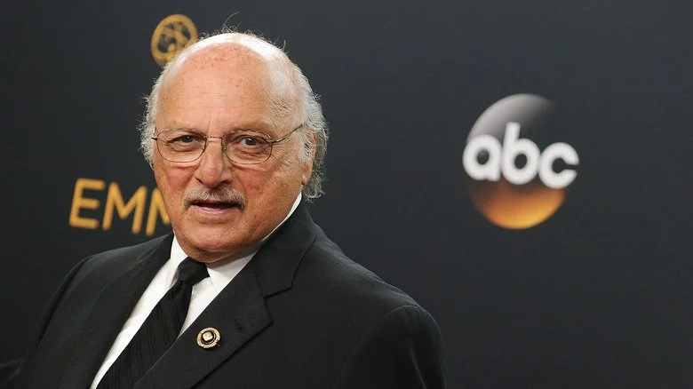 Dennis Franz en costume sur le tapis des Emmy