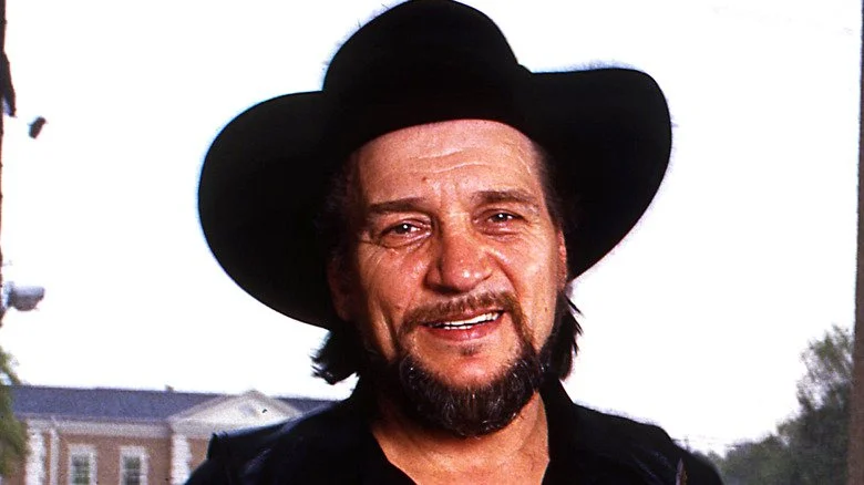 Waylon Jennings souriant avec un large chapeau
