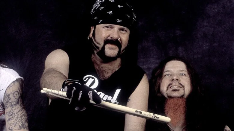 Vinnie Paul et Dimebag Darrell posant pour une photo ensemble en 1997