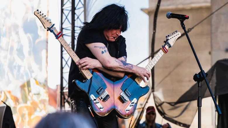 Michael Angelo Batio jouant sur deux guitares en 2023