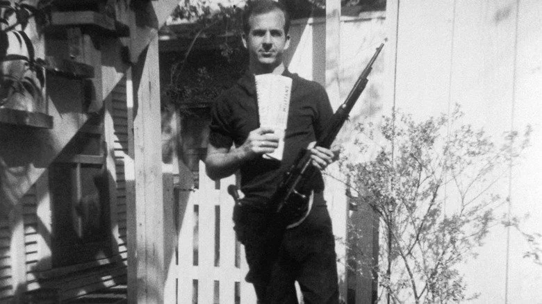 Lee Harvey Oswald tenant un fusil dans son jardin