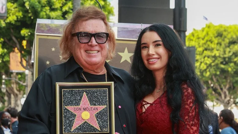 Paris Dylan s'appuie sur Don McLean avec son étoile sur le Walk of Fame