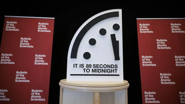 Modèle de l'horloge de l'apocalypse avec le texte 'Il reste 89 secondes avant minuit.'