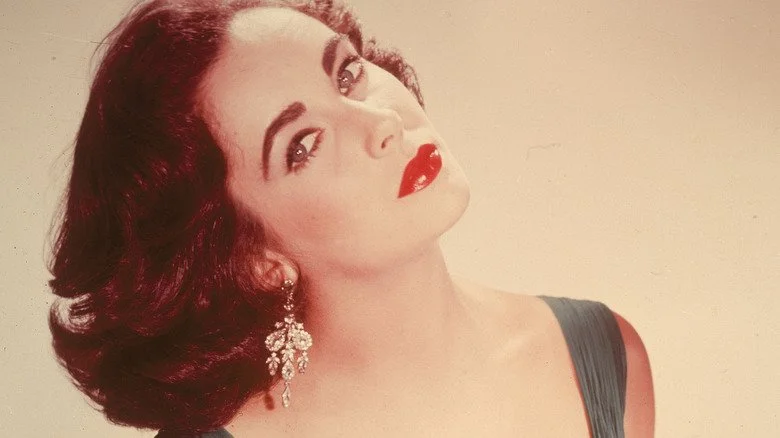 Elizabeth Taylor posant pour les photographes