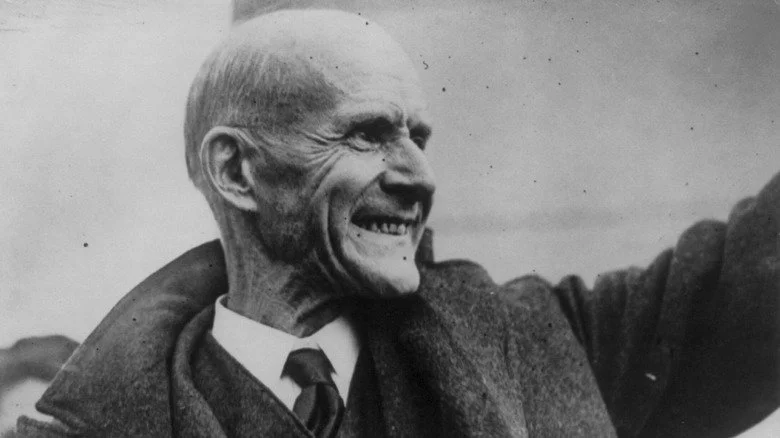 Eugene V. Debs souriant et agitant la main