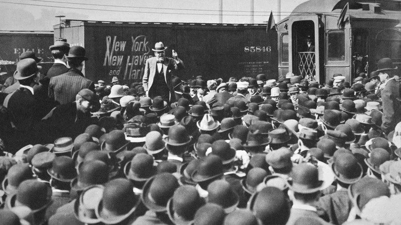 Eugene V. Debs donnant un discours à une foule