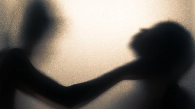 Silhouette indiquant un étranglement