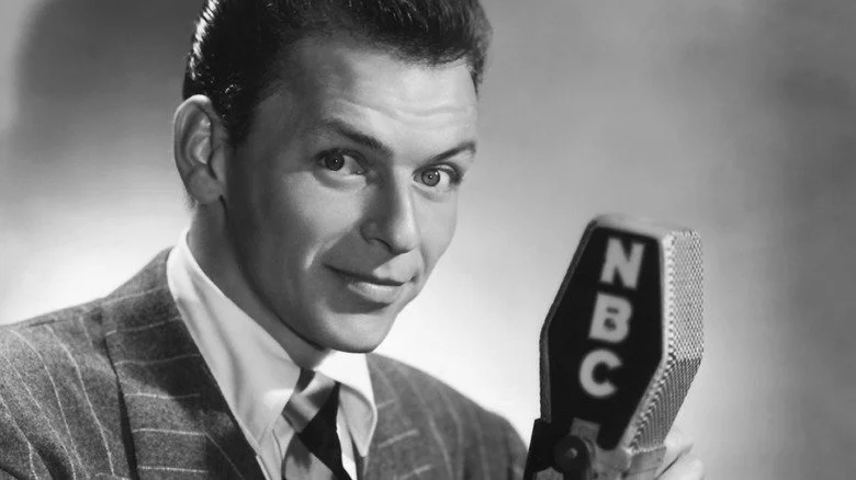 Frank Sinatra posant avec un microphone